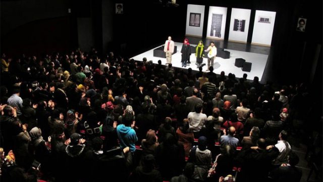 جان مادرتان در تئاتر موبایل‌تان را خاموش کنید
