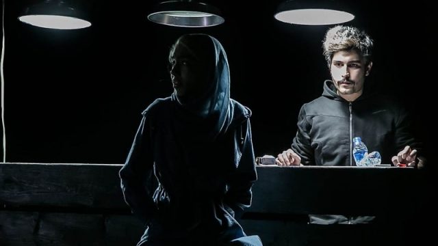 نویسنده جایگزین بازیگر نمایش می‌ شود