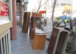 اموال خانه موسیقی شماره دو به خیابان ریخته شد