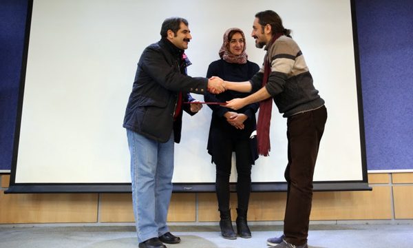 اعطای گواهینامه به کارگردانان حاضر در کارگاه‌های آموزشی تئاتر فجر