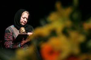 نمایشنامه خوانی رخشان بنی‌ اعتماد برای زلزله‌ زدگان
