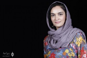 میترا حجار در نقش «قطام» روی صحنه می‌رود