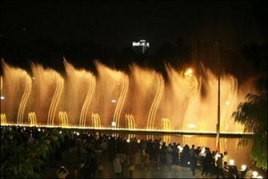 اجرای نمایش زیر آب‌نمای یک بوستان