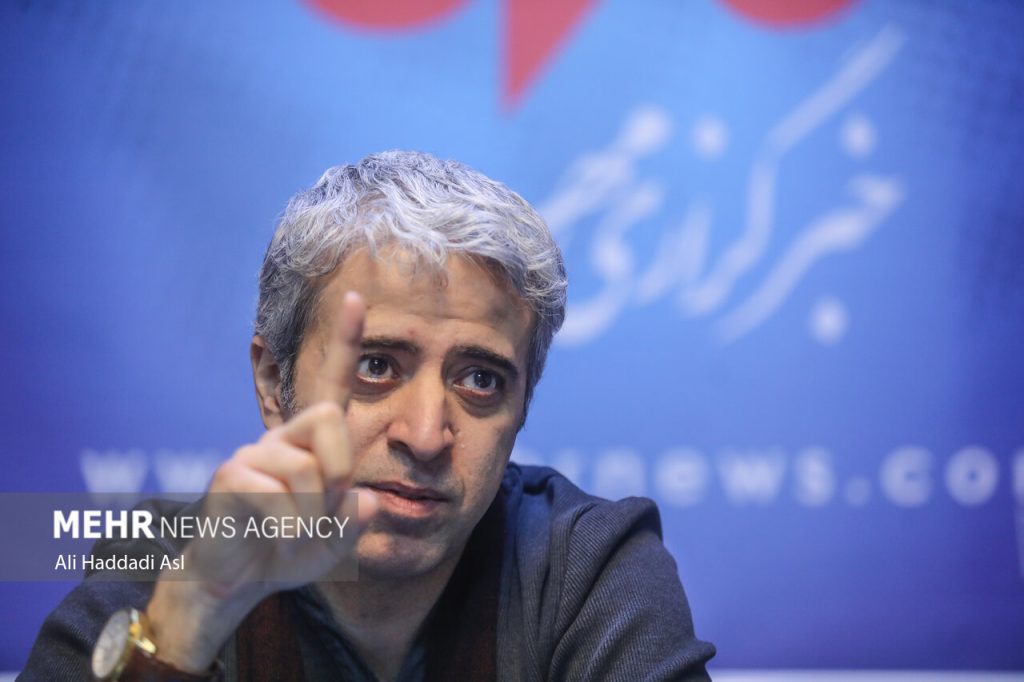 ایوب آقاخانی: نمایش رادیویی منجی من بود/ بیایید با چشم گوش ببینیم