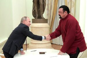 استیون سیگال از پوتین جایزه گرفت!