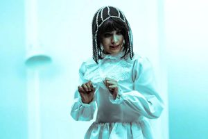 هیدن؛ رویارویی باچند تکه ظرف شکسته روی زمین