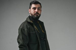 کارگردان به روی صحنه تئاتر می رود