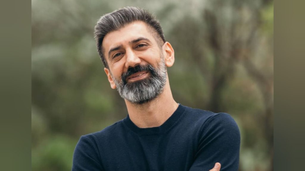 سینا رازانی در تئاتر کارگردانی می کند