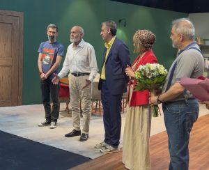 جمشید هاشم پور به تماشای نمایش رام کردن اسب چوبی نشست