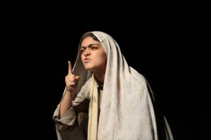 «سگ‌ها مادرت را می‌خورند» به کارگردانی محمدامین صادقی در جشنواره رویش روی صحنه میرود