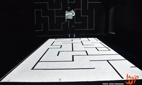 مردی که برای مهاجرت دزدی می‌ کند