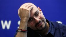 گفت و گو با سیاوش پاکراه کارگردان نمایش تریو بدون هارمونی