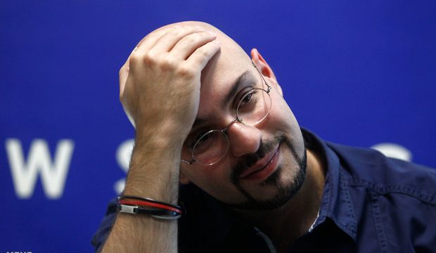 گفت و گو با سیاوش پاکراه کارگردان نمایش تریو بدون هارمونی
