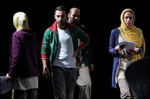 هنرمندان به تماشای نمایش مستند “ویران” می‌نشینند