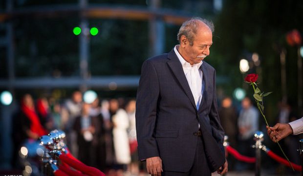علی نصیریان برای روز ملی تئاتر دست به قلم می‌شود