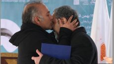 بازیگر تئاتری بر چشم‌های یک نابینا بوسه زد