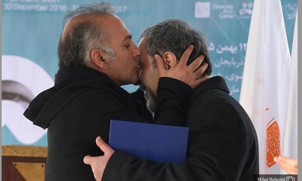 بازیگر تئاتری بر چشم‌های یک نابینا بوسه زد