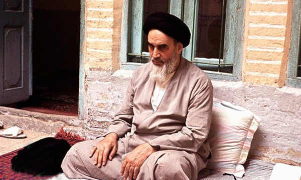 چند پیشنهاد برای ادای دین به امام(ره) در تئاتر/ نهادها شعار ندهند