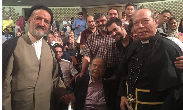 محمدعلی کشاورز به تماشای «اعتراف» نشست