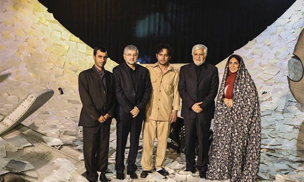 محمدرضا عارف از نمایش ایوب آقاخانی دیدن کرد
