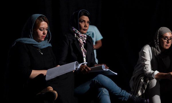 عاطفه رضوی و گیتی قاسمی در «آبی مایل به صورتی»