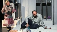 مردی نیمه سوخته که به یک پیر زن پناه می‌ برد