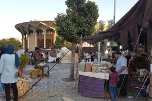 تئاتر شهر به تسخیر دستفروشان در آمد/ آماده عبور از هفت خوان باشید