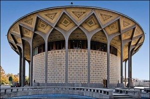 بازسازی قتل میدان کاج مقابل «تئاتر شهر»